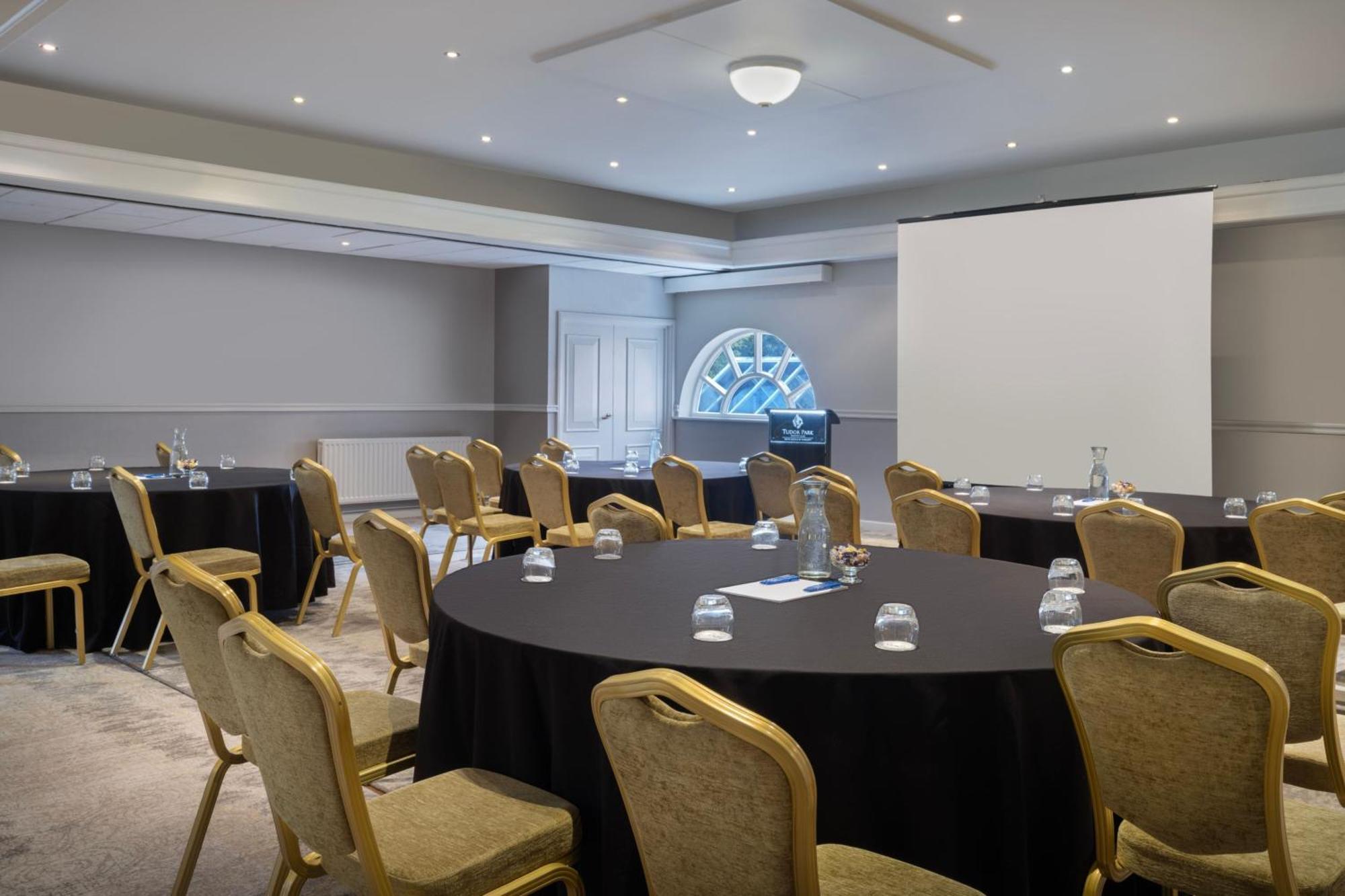 Delta Hotels By Marriott Tudor Park Country Club Maidstone Exterior photo