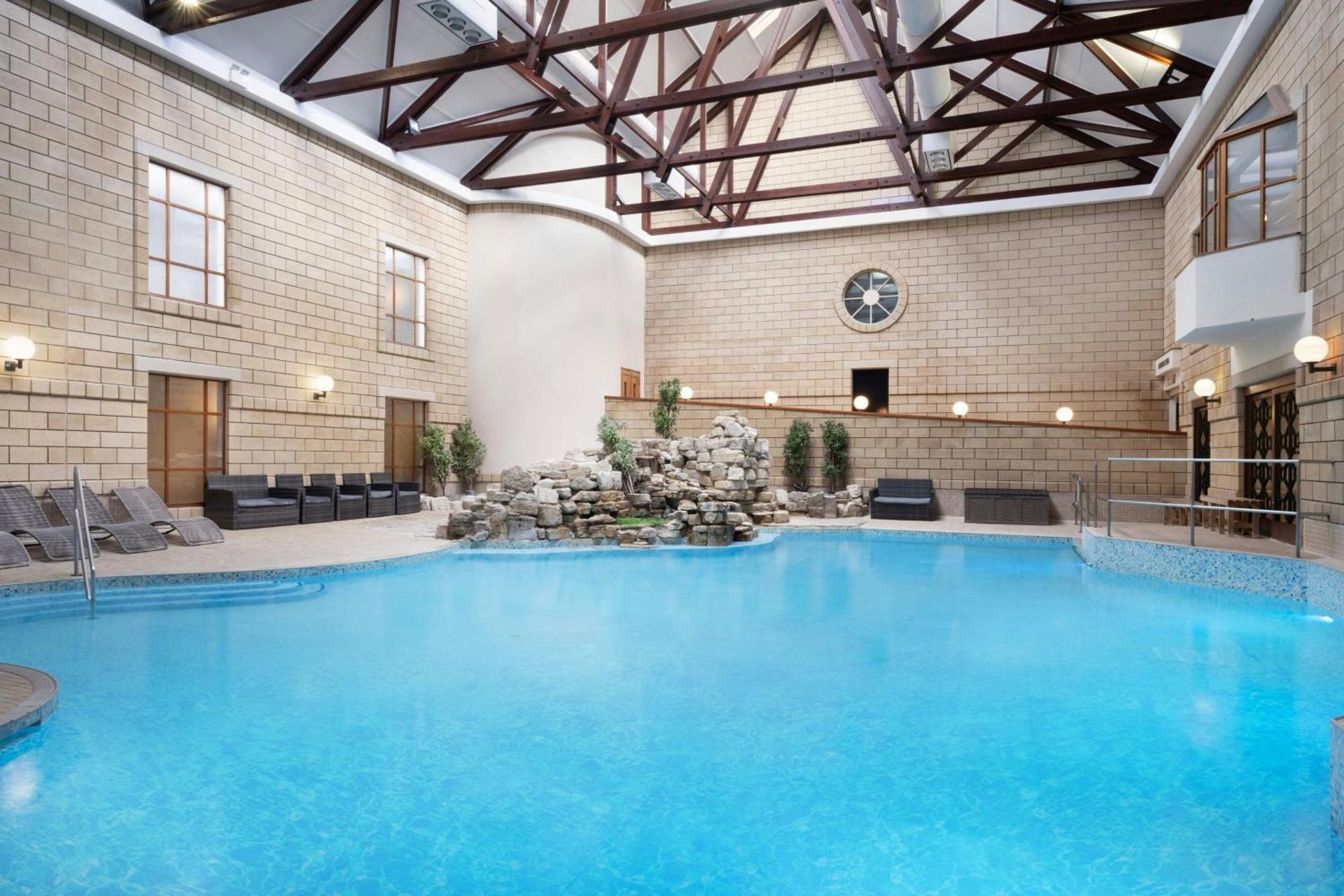 Delta Hotels By Marriott Tudor Park Country Club Maidstone Exterior photo